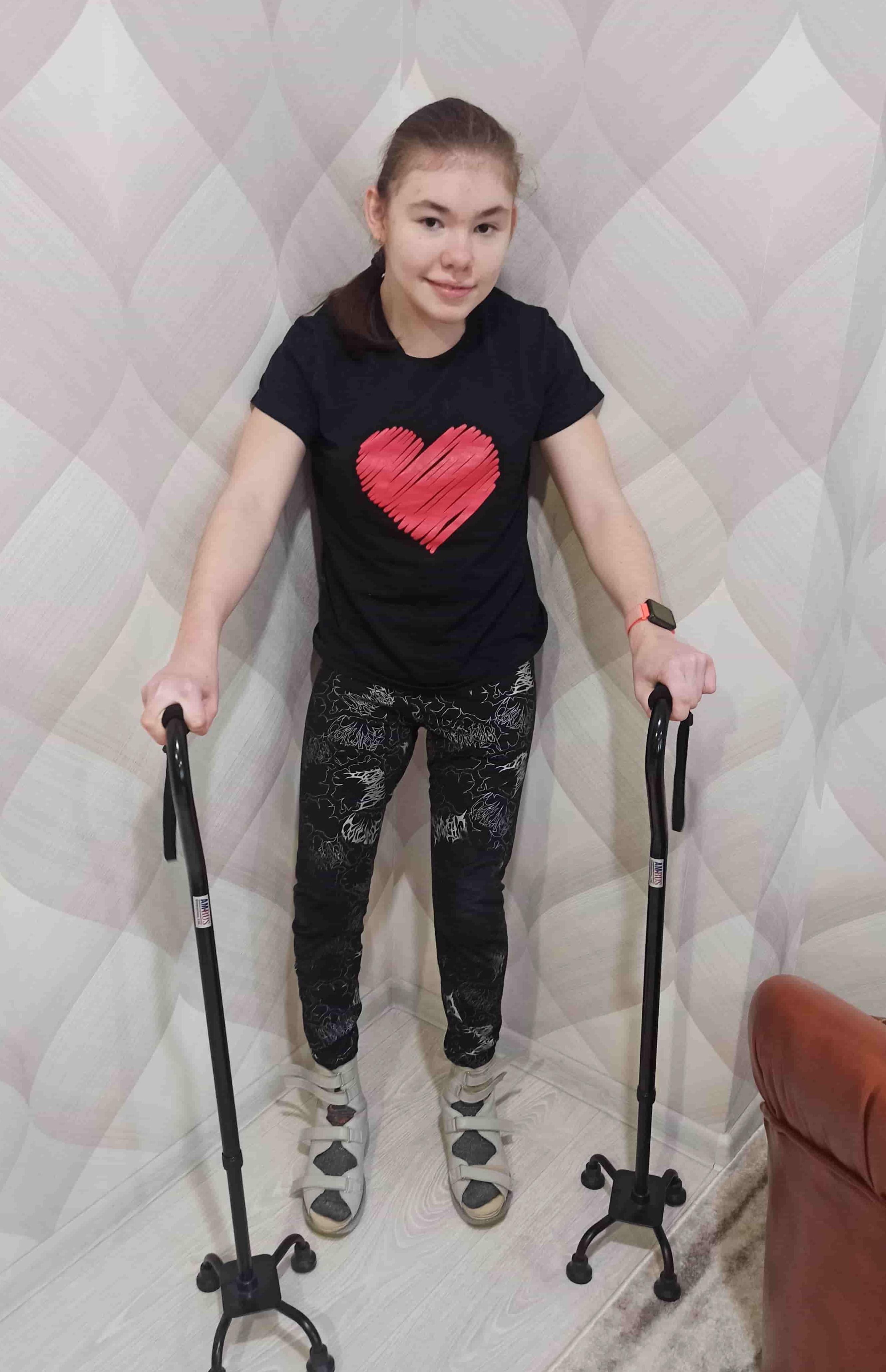 Даша/17лет/Не умеет ходить/